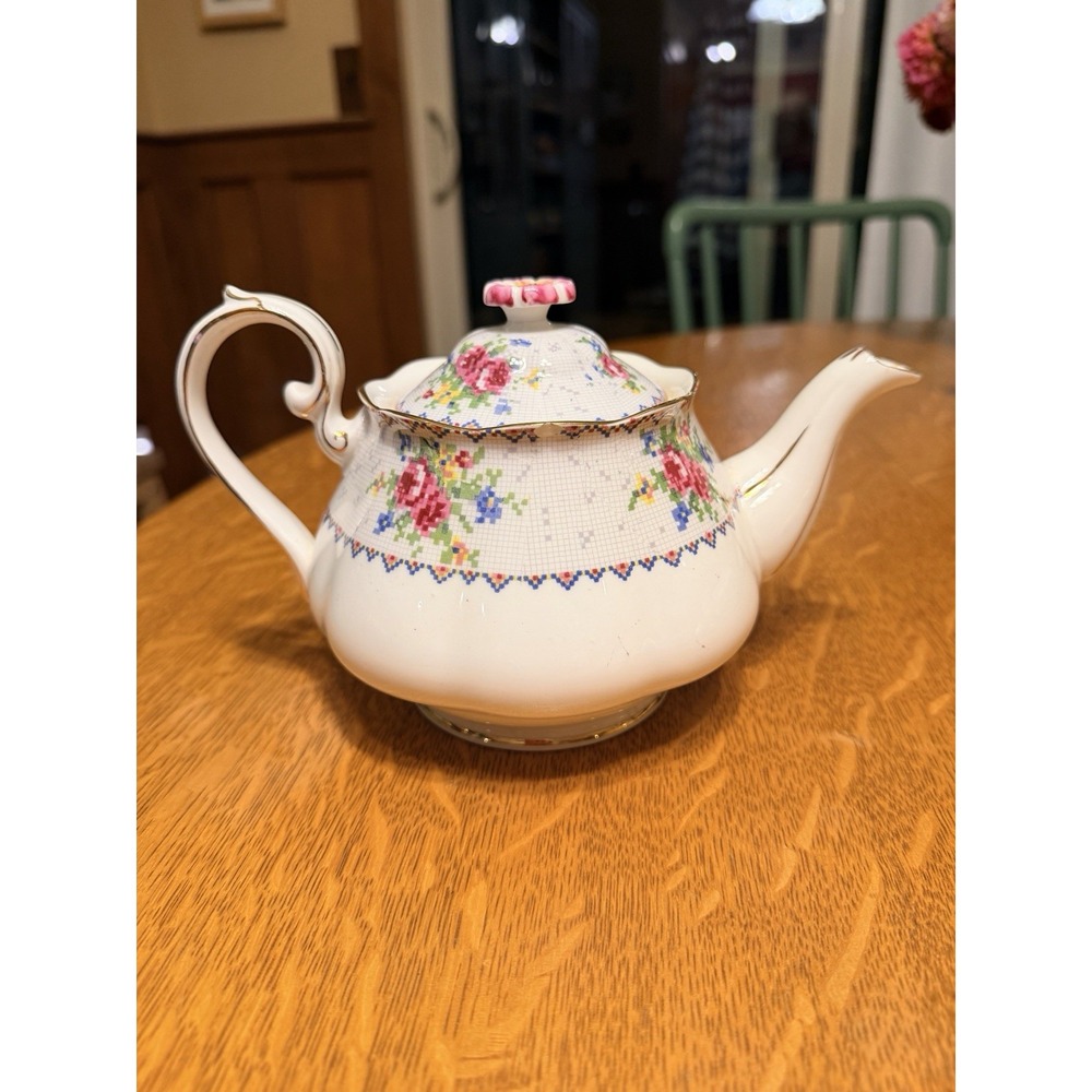 Vintage Royal Albert PETIT POINT 4 Cup Teapot & Lid Bone China England